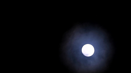 夜空和柔软的云流中月亮全长夜视频