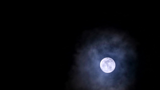 夜空和柔软的云流中有月亮2视频