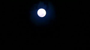 夜空和云流中满月月光照亮30秒视频