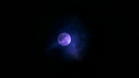 夜空和云传播的月亮和月光2视频