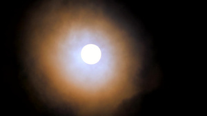 夜空和云中满月的橙色月光16秒视频