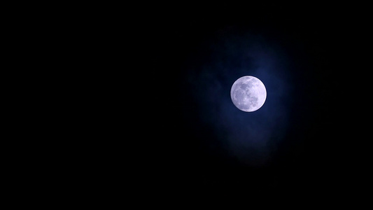 夜空中满月天空柔软黑暗云彩移动着过道2视频