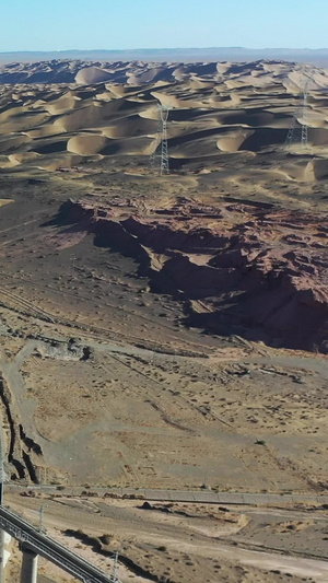 甘肃酒泉荒漠中的公路34秒视频