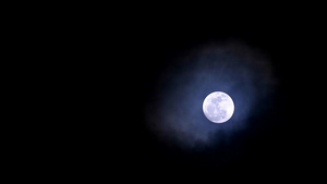 夜空上月亮满月云彩飞逝26秒视频