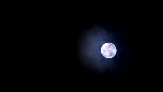 夜中满月的月亮在夜空和云中飘逝视频