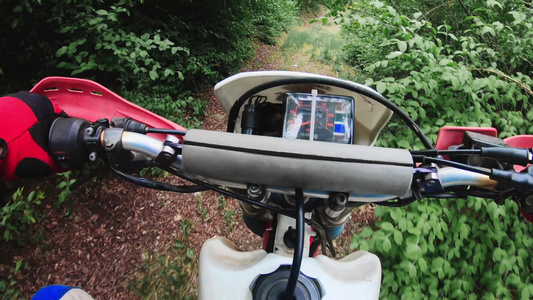 路边森林上的横越内置摩托车的第一视角视频