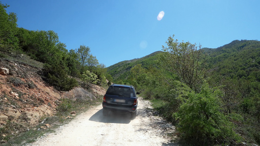 在山上一条危险公路上驾驶超速驾驶的SUV吉普车视频