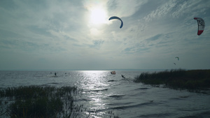 漂浮在海洋上的风筝冲浪14秒视频