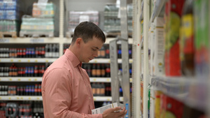 年轻人在商店或超市买果汁23秒视频