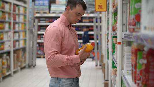 年轻人在商店或超市买果汁视频