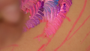 身体上的紫花纹设计8秒视频