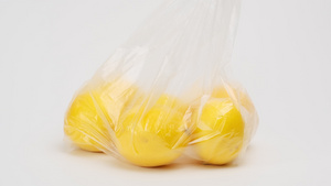 透明塑料袋中成熟的黄柠檬6秒视频