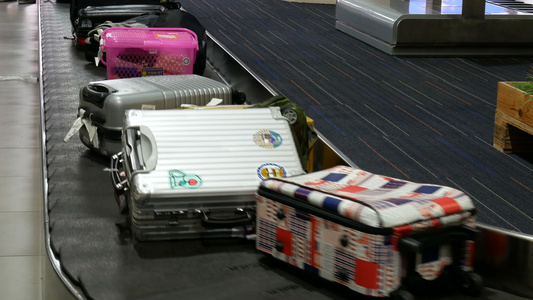 国际机场的行李提取机场传送带上的各种手提箱行李在传送带视频