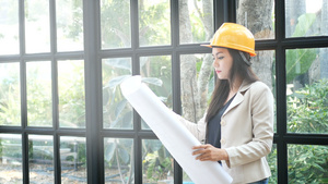 戴着黄色安全帽的年轻亚洲女建筑工程师10秒视频