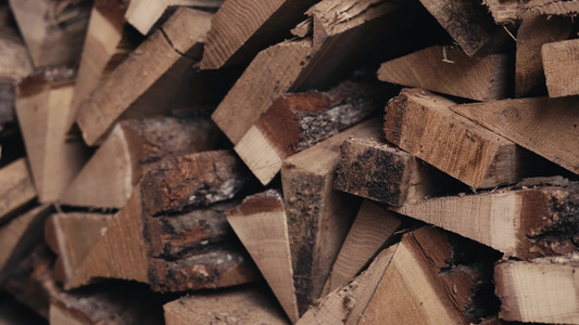堆放在原木中的橡木柴用于在冬季为私人住宅供暖视频