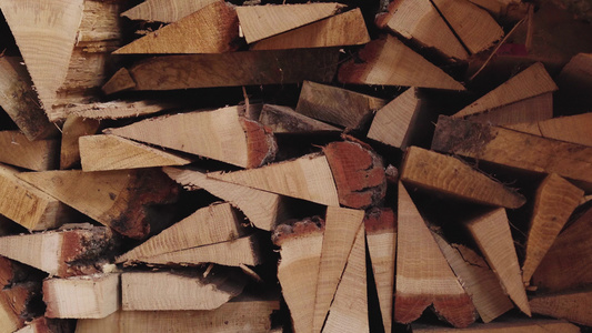 将冬季采伐的橡木柴从一般合并到关闭以补冬视频