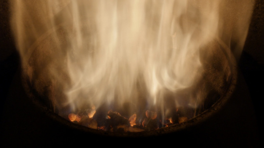 燃火燃烧的木柴颗粒的封闭图像以前地木块作为炉灶加热视频