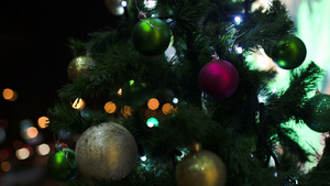 夜间在城里户外的圣诞树13秒视频