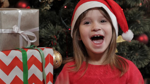 小女孩表达着圣诞节的喜悦之情6秒视频
