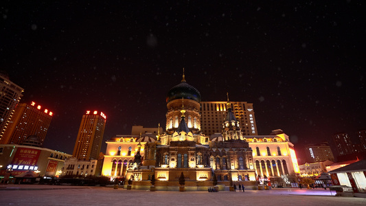 实拍哈尔滨地标建筑下雪的索菲亚教堂视频