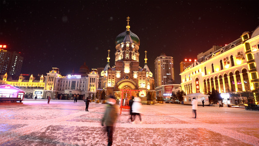 8K哈尔滨地标建筑索菲亚教堂正面游客人流延时视频