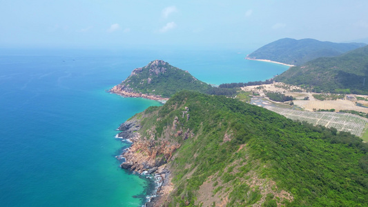 海南陵水黎族自治县虎岭尖岭高视角航拍蔚蓝色大海海岸线与绿色山脉视频