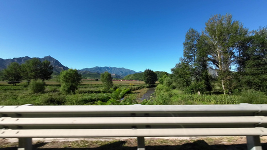 开车侧面风景 风光视频