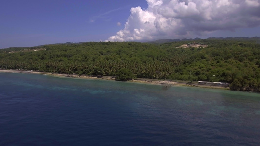 在美丽的海岸上空起飞岛上的乌云弥漫着不眠之岛视频