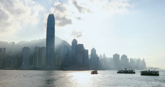 香港维多利亚港湾港口的天际线和渡轮视频