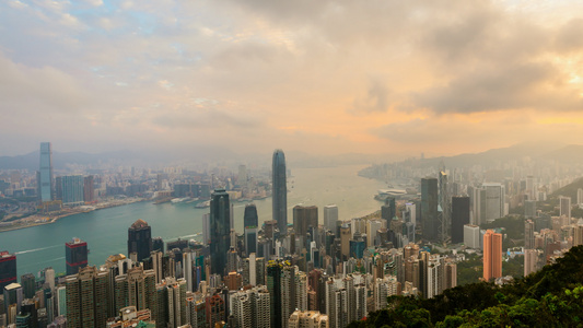 香港太平山顶维多利亚港口的天际线和交通延时视频视频