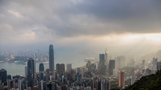 香港太平山顶维多利亚港口的天际线和交通延时视频视频