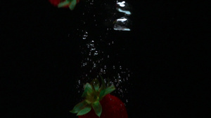 红色水果在液体中滚动16秒视频