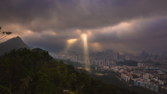 耶稣光下太平山顶俯瞰香港视频