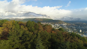 向着城市飞去山上积雪的山峰在背景上空中观望建立明亮16秒视频