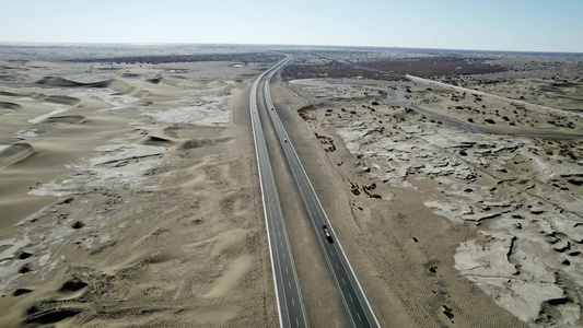 内蒙古额济纳旗巴丹吉林西部地区沙漠公路视频