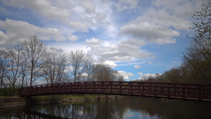 运河上方的金属桥水中桥梁的反射18秒视频