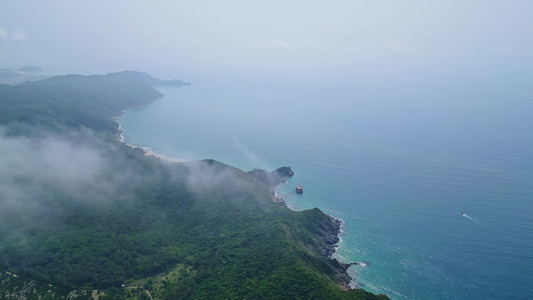 海南陵水黎族自治县虎岭尖岭高视角航拍蔚蓝色大海海岸线与绿色山脉视频