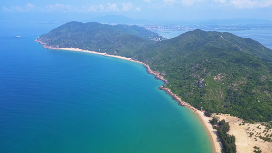 海南陵水黎族自治县虎岭尖岭高视角航拍蔚蓝色大海海岸线与绿色山脉视频