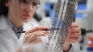科学家在实验室检查 DNA 放射自显影图显示样本的基因组成14秒视频