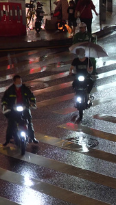 实拍雨夜斑马线上的行人合集视频