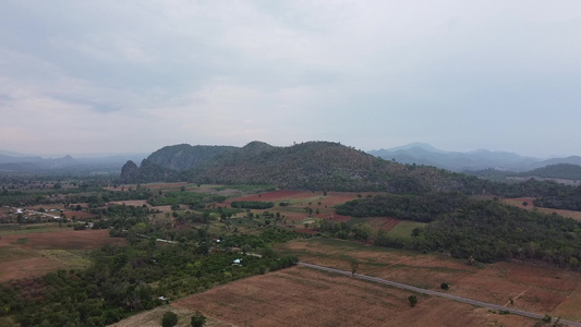 高角观察山峰树林美丽的地标视频