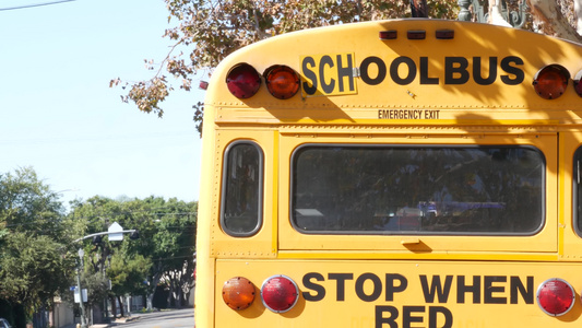 黄色标志性校车在美国加利福尼亚州洛杉矶学生后视图的视频