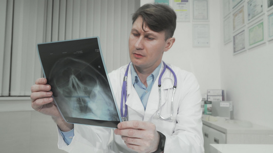 成年男性医生检查其病人的头部脑膜扫描视频