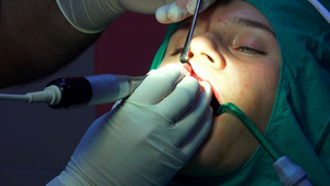 牙齿口腔外科阴暗手术室的光谱30秒视频