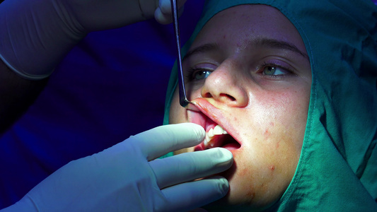 牙齿口香糖口腔外科阴暗手术室的光谱视频
