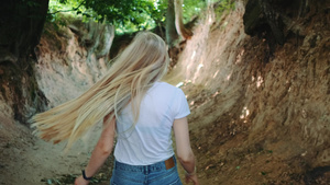 美丽的金发女郎的背面景色在根峡谷中奔跑14秒视频