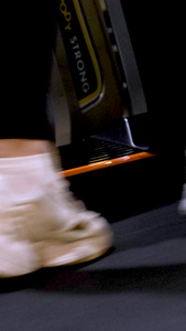 运动健身跑步机上运动的特写实拍镜头跑步素材视频