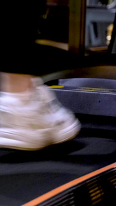 运动健身跑步机上运动的特写实拍镜头跑步素材视频