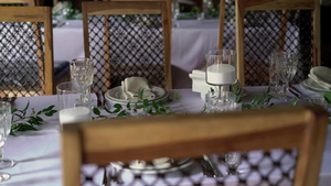 餐桌装饰的宴席有餐具婚礼装饰品在宴会厅9秒视频
