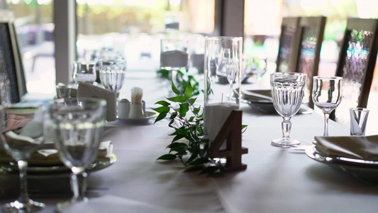餐桌装饰的宴席有餐具婚礼装饰品在宴会厅视频
